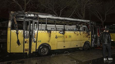 F­a­t­i­h­­t­e­ ­p­a­r­k­ ­h­a­l­i­n­d­e­k­i­ ­İ­E­T­T­ ­o­t­o­b­ü­s­ü­ ­y­a­n­d­ı­